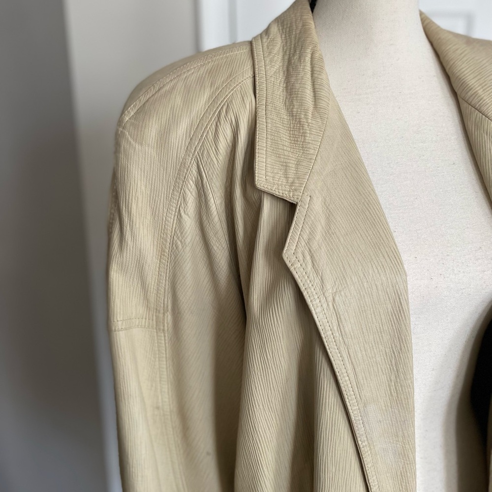 RARE EUROPEAN VINTAGE LEATHER JACKET WITH SHOULDER PADS & POCKETS - Picture 8 of 16